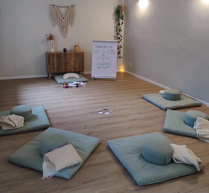 Achtsamkeitskurse bei Maison Zen in Düsseldorf – Kreis aus Meditationskissen