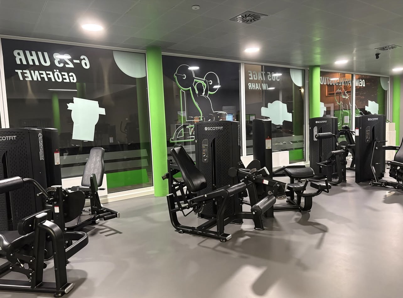 Trainingsgeräte der Marke SCOTFIT in einem fit+ Studio