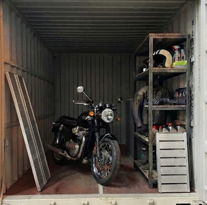 Innenansicht eines Selfstorage-Containers mit Motorrad, Helmen, Schutzkleidung und Regal – ideal zur sicheren Einlagerung privater Gegenstände – Henk International I Lemon Times Online Magazin Düsseldorf