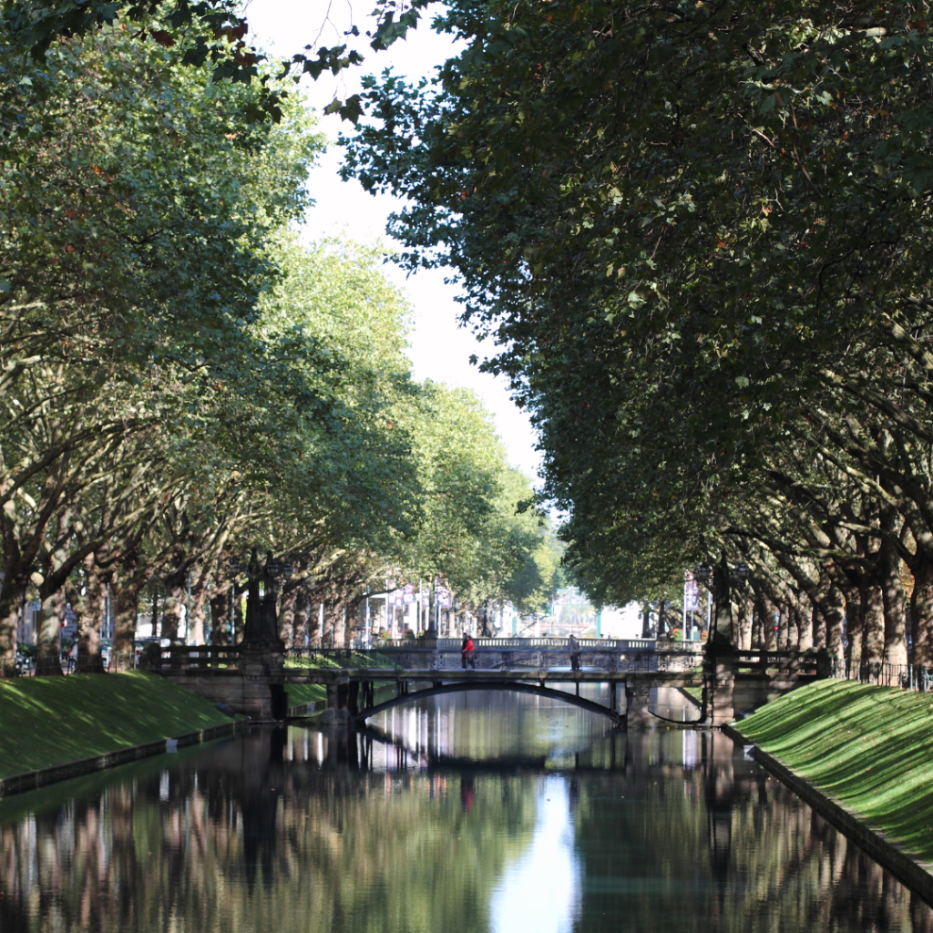 Königsallee mit Kö-Graben und Brücke in Düsseldorf