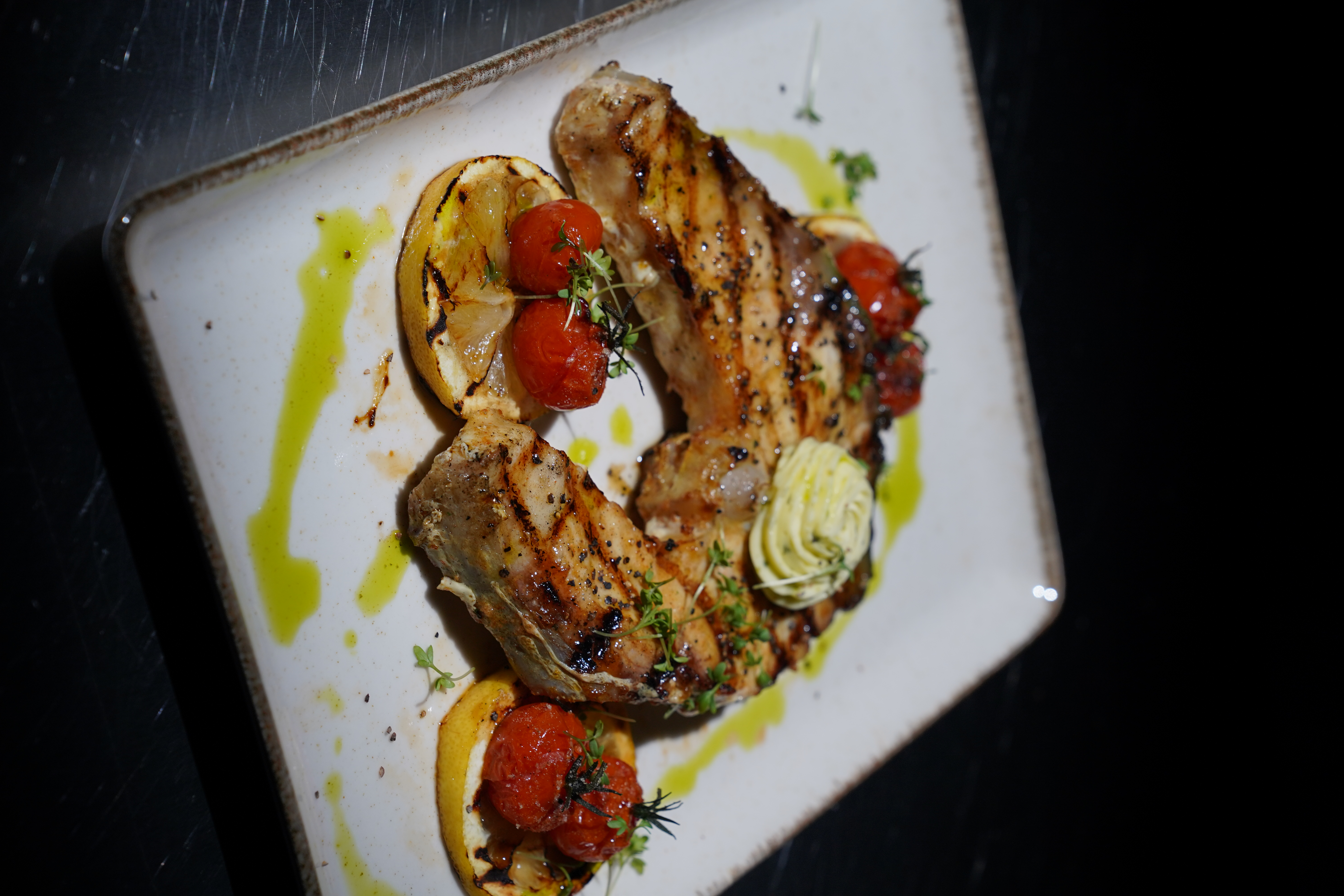 Gegrillter Fisch vom Lavasteingrill im Tamare Restaurant Düsseldorf