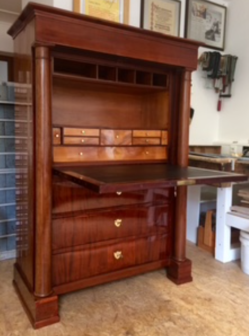 Historischer Sekretär Secretaire a abattant in Restaurierung I Schmuckstueck in Urdenbach Restauratorin I Lemon Times
