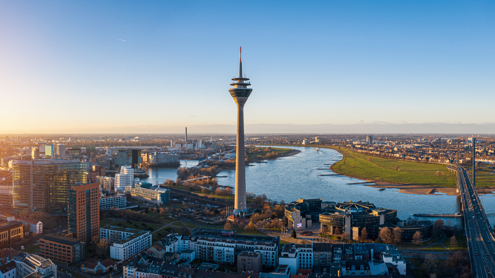 Düsseldorf Medienhafen Skyline – Gehry Bauten Rheinturm | Lemon Times