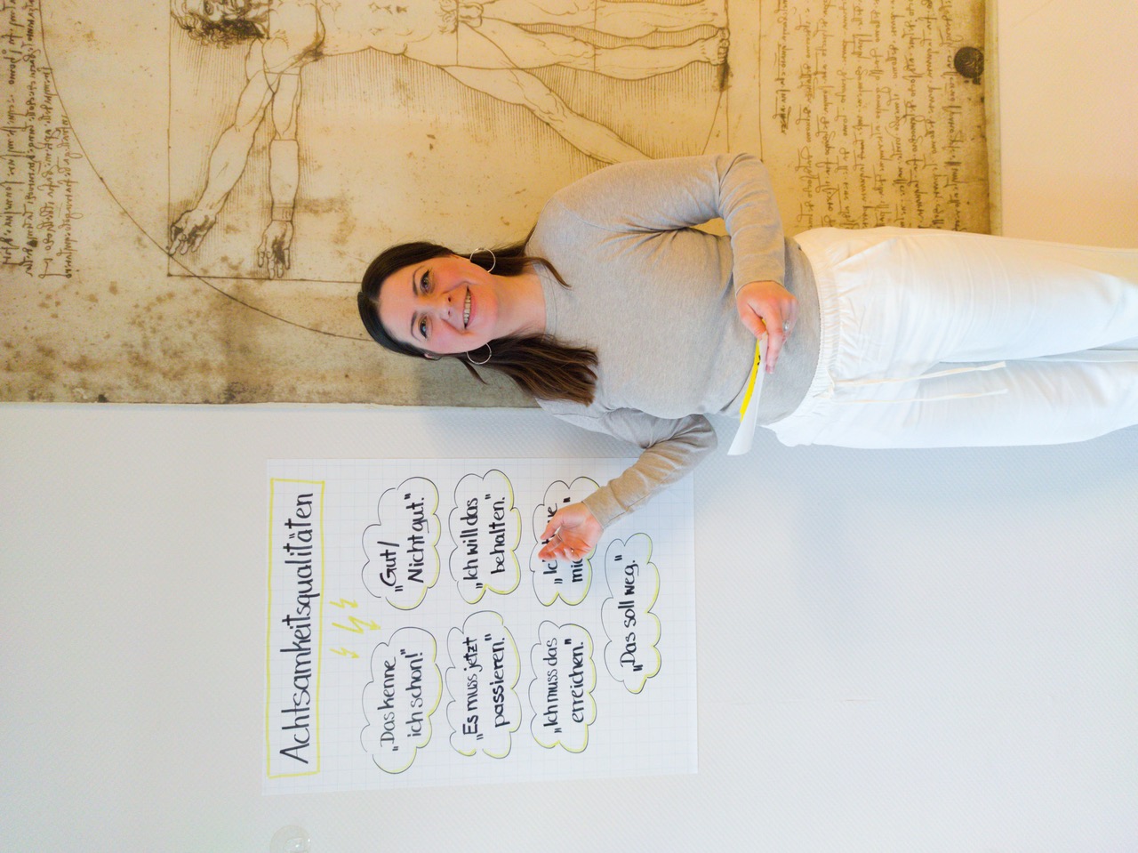 Fachexpertin Melanie Baron vor ihrem Flipchart im Studio Maison Zen in Düsseldorf