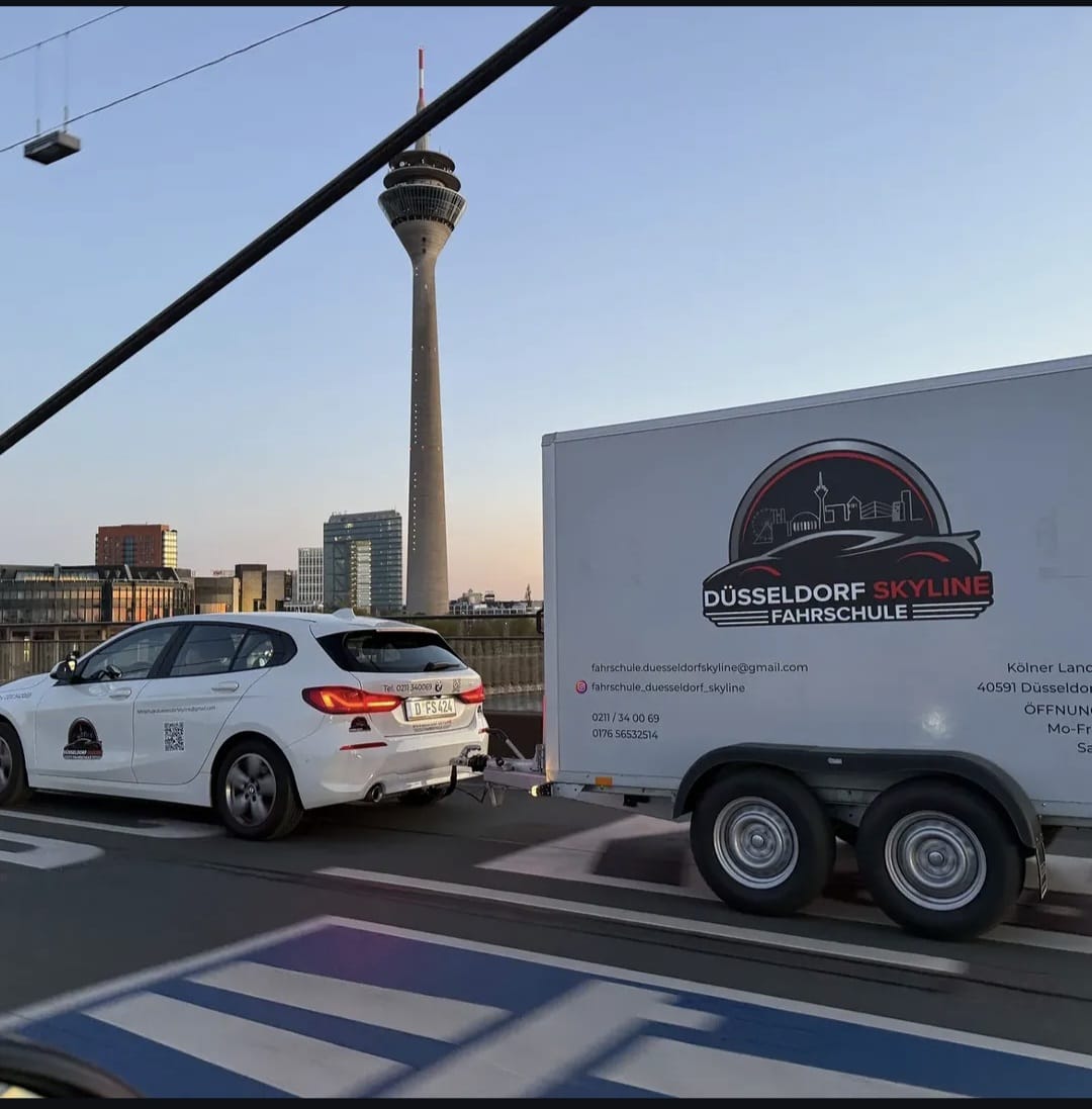 BMW mit Anhänger der Fahrschule Düsseldorf Skyline I Lemon Times