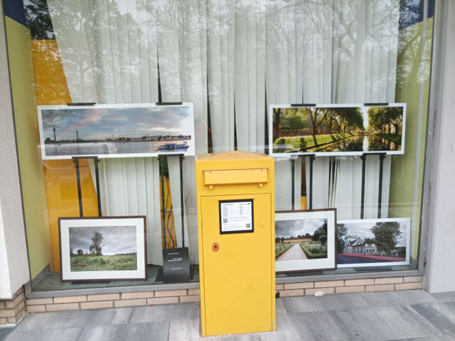 Ausstellungsfenster Postfiliale Urdenbacher Allee Düsseldorf Kunterbunt Infrarot Harald Wirtz Fotografie Düsseldorf Benrath I Lemon Times Fotografie Düsseldorf