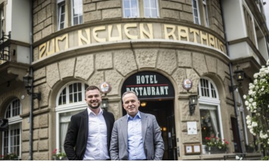 Neuer Inhaber und Sohn vor dem Hotel Restaurant Zum neuen Rathaus