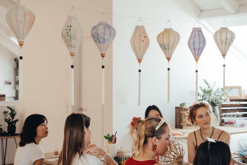 Reihe fertig gestalteter handbemalter vietnamesischer Laternen bei einem Workshop von Lichtmomente Düsseldorf