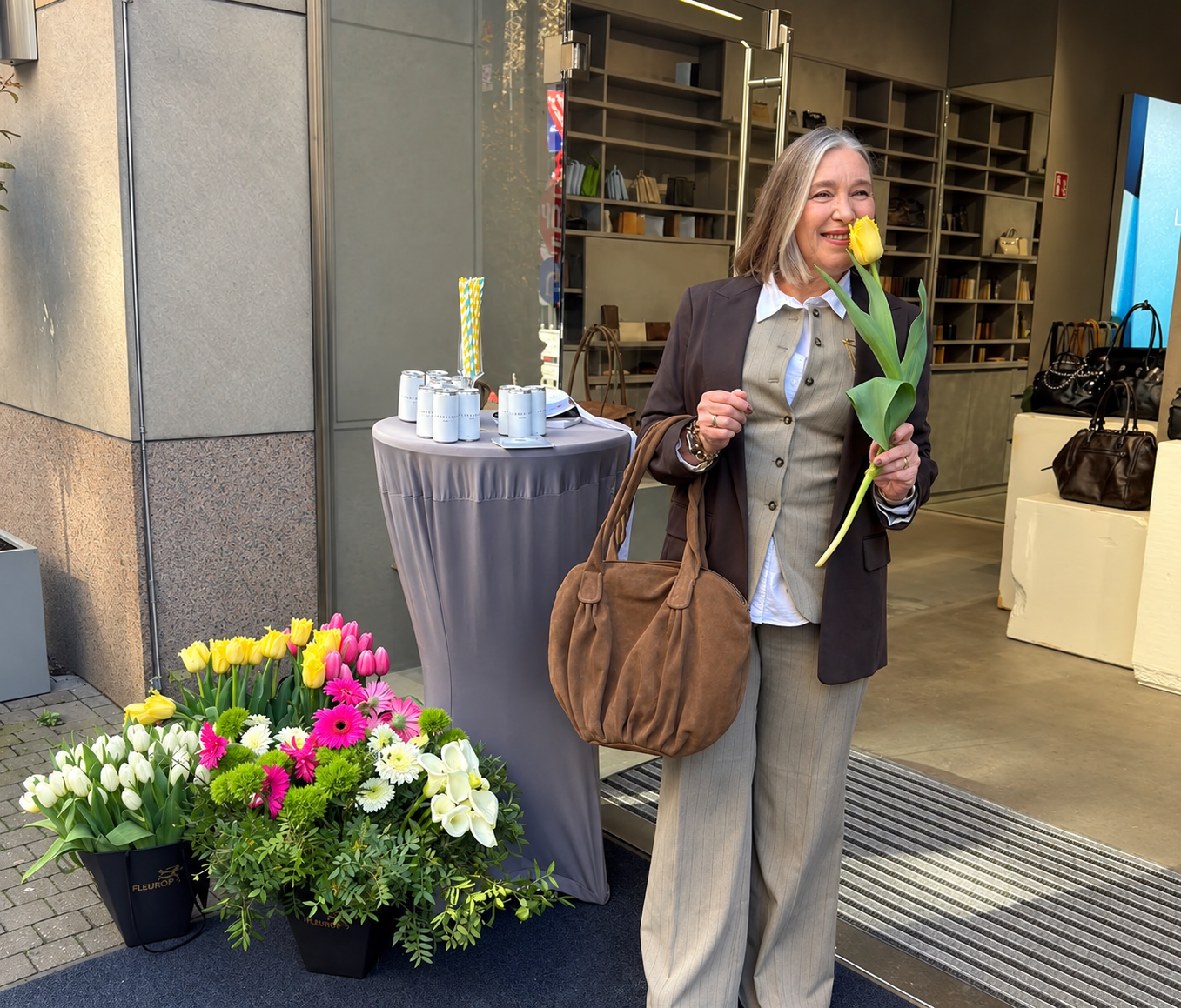 Christiane (Chrissi) beim Snuppern einer gelben Tulpe – Best Ager Trend-Expertin aus Düsseldorf