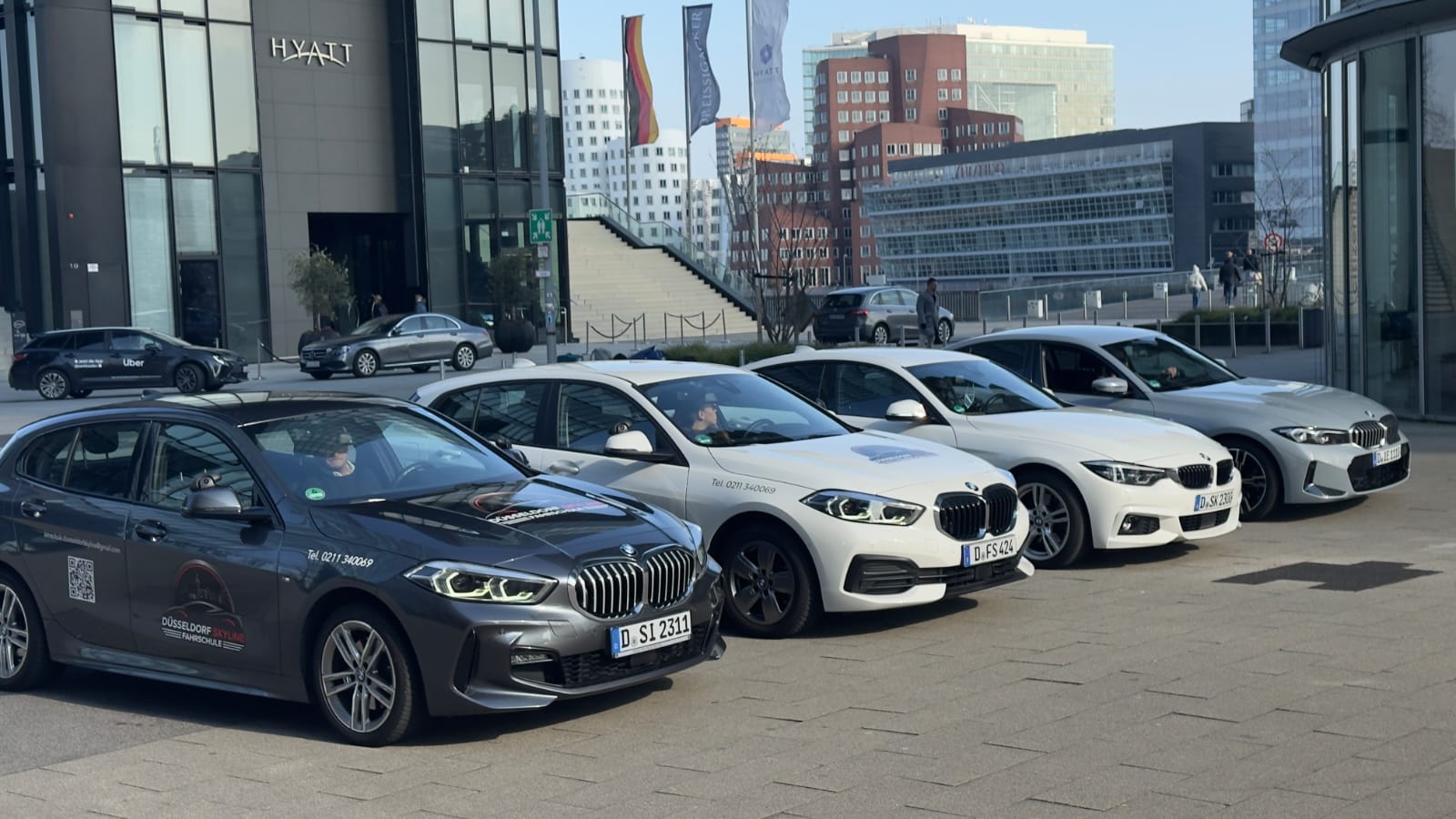 BMW Fahrschulflotte Düsseldorf Skyline vor dem Hyatt I Lemon Times