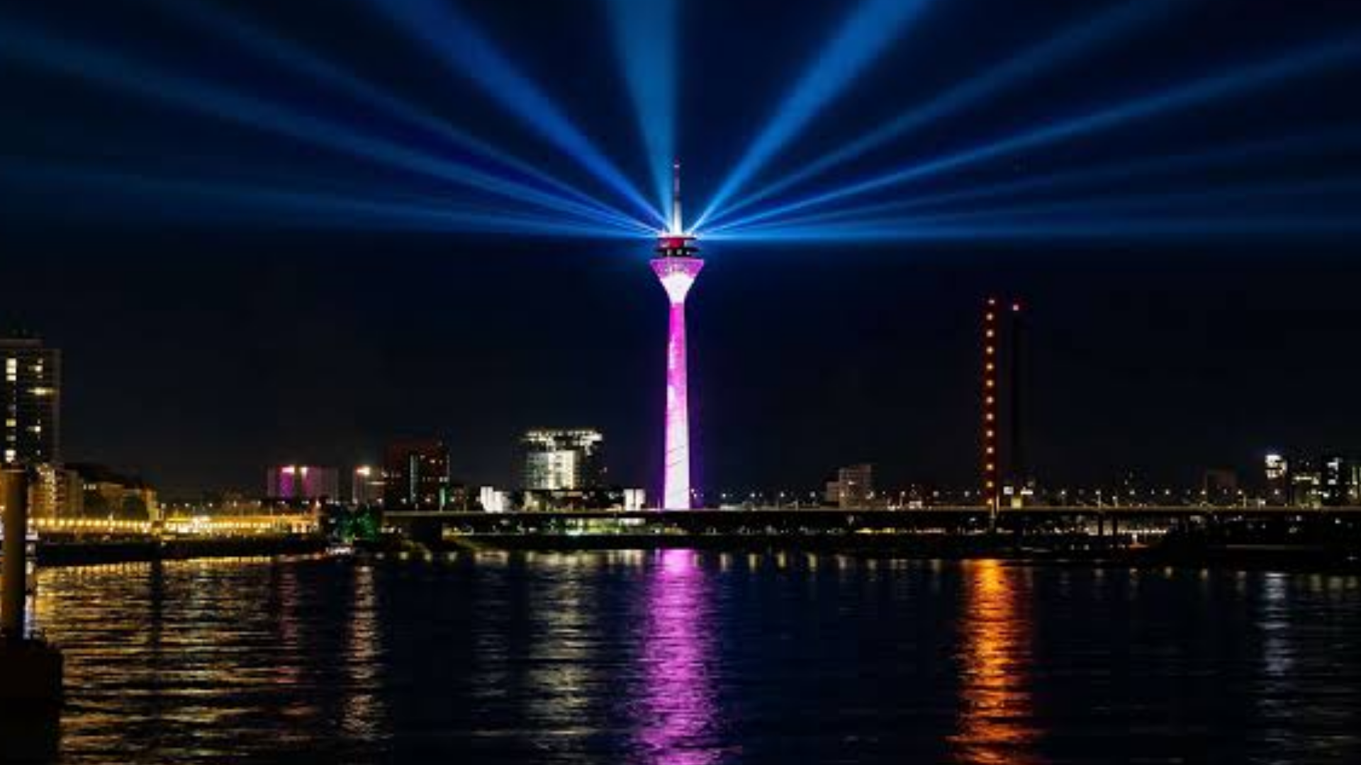 Fernsehturm Düsseldorf wird zur Welt-Bühne