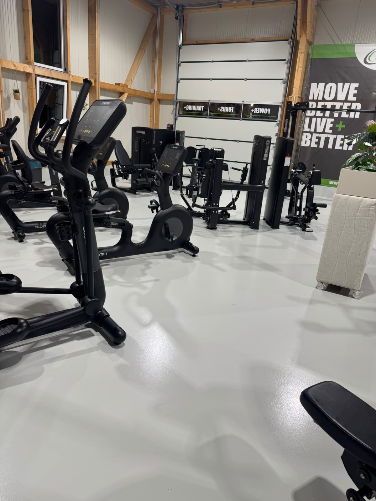 Innenansicht eines fit+ Studios mit Trainingsgeräten