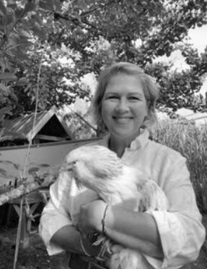 Sandra Seidenberg Schwarz-Weiß Porträt mit Buch | Lemon Times