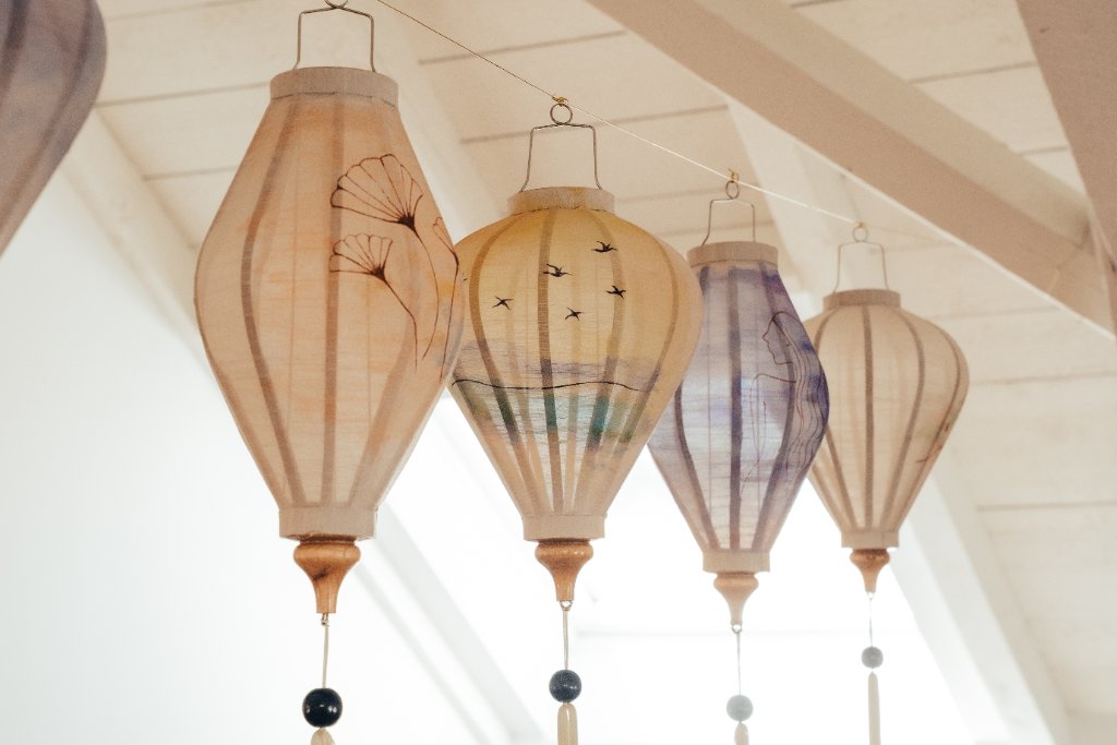 Detailansicht vierer handbemalter Laternen mit Ginkgo-, Landschafts- und Silhouettenmotiven aus dem Workshop Lichtmomente Düsseldorf