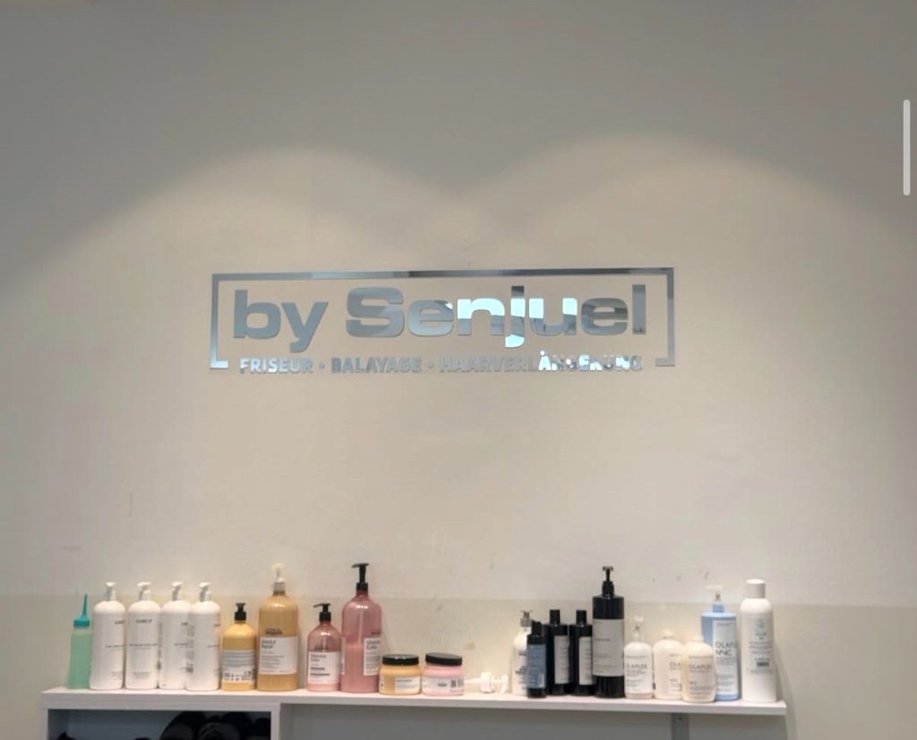 By Senjuel Hairdesign Benrath – Markenwand mit Friseur-Produkten | Lemon Times