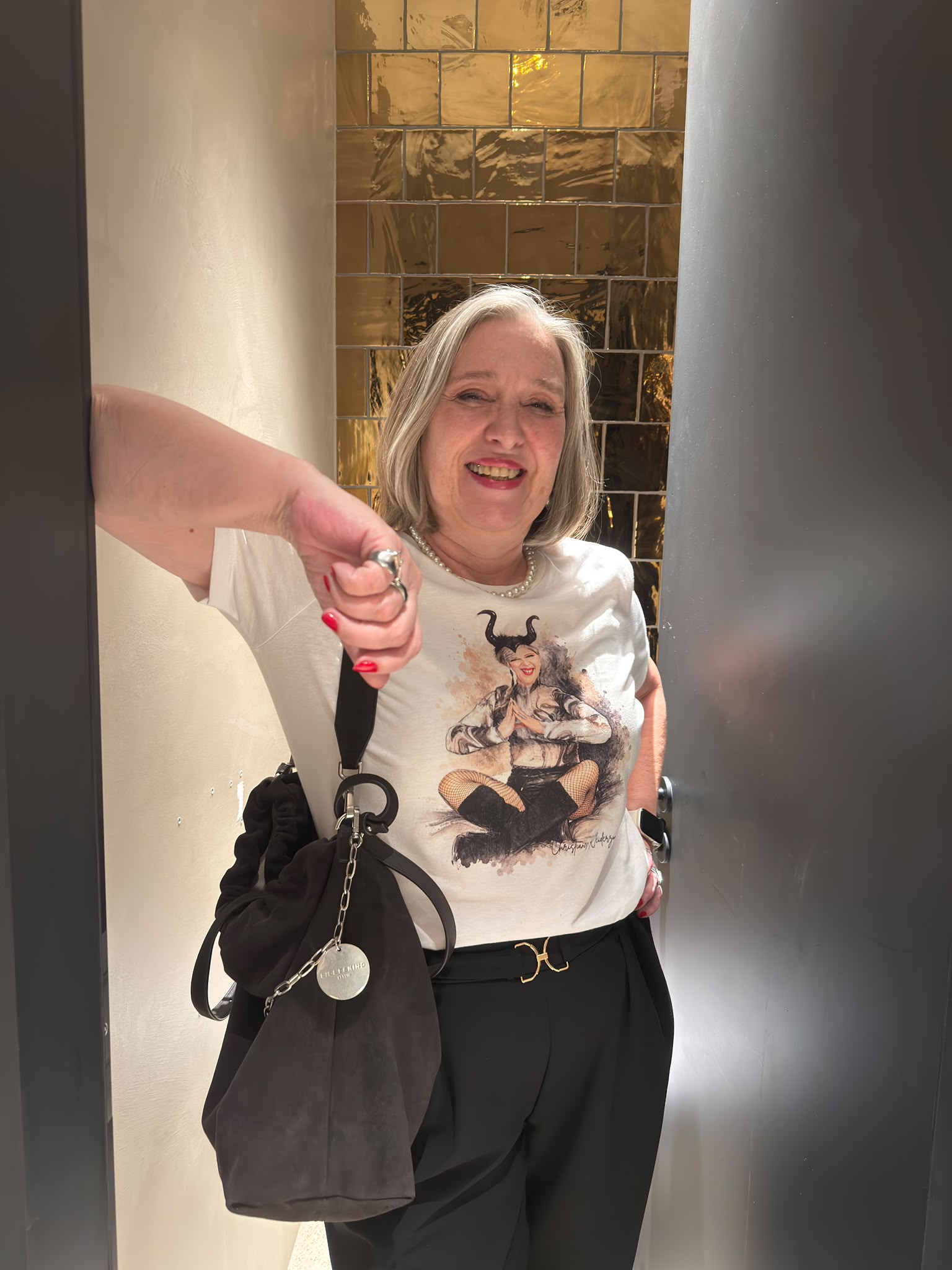Christiane im T-Shirt ihres Labels Christianes Kleiderzoo – eigene Kollektion für die Best-Ager-Generation