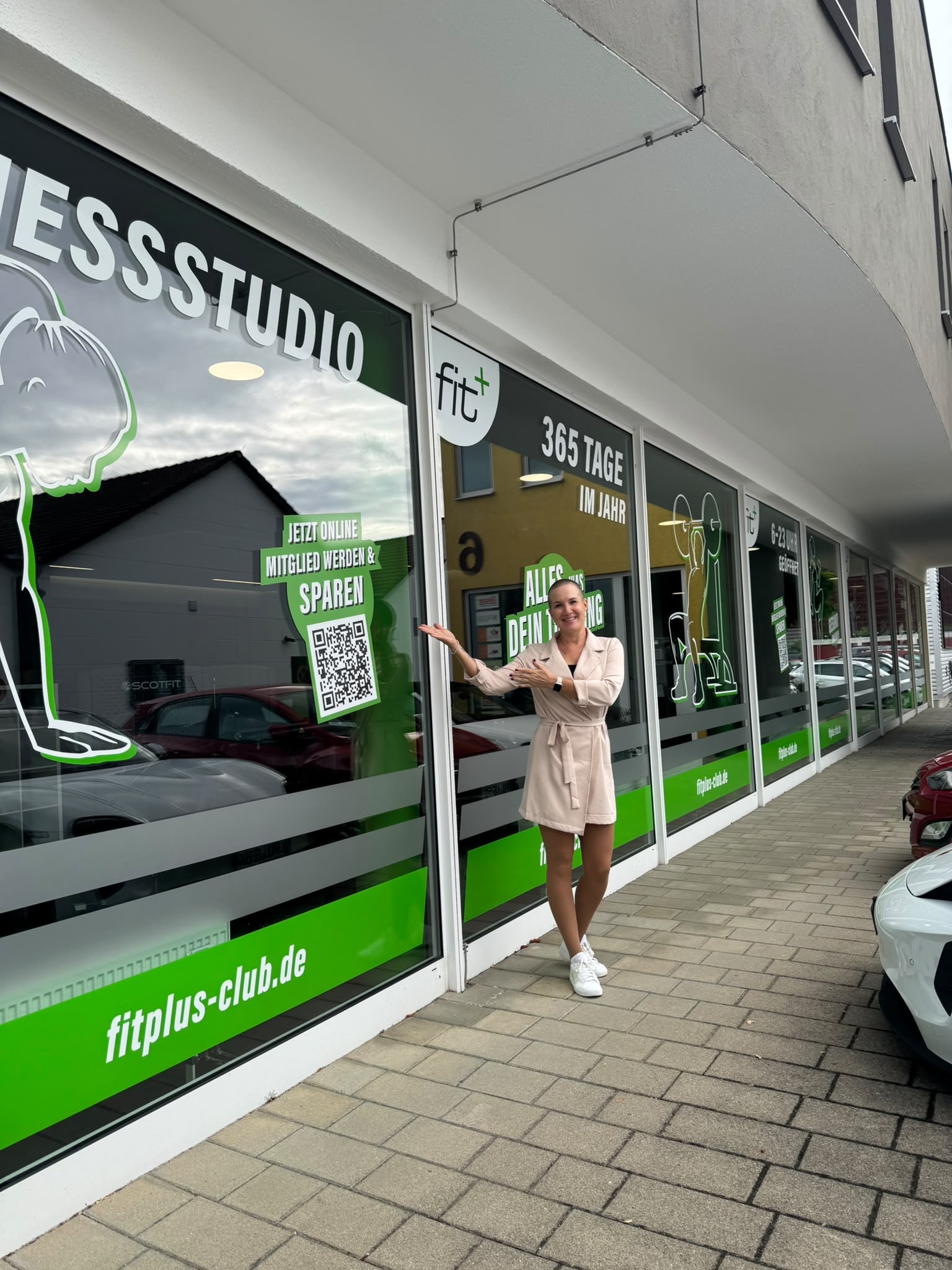 Simone Krämer vor ihrem fit+ Fitnessstudio