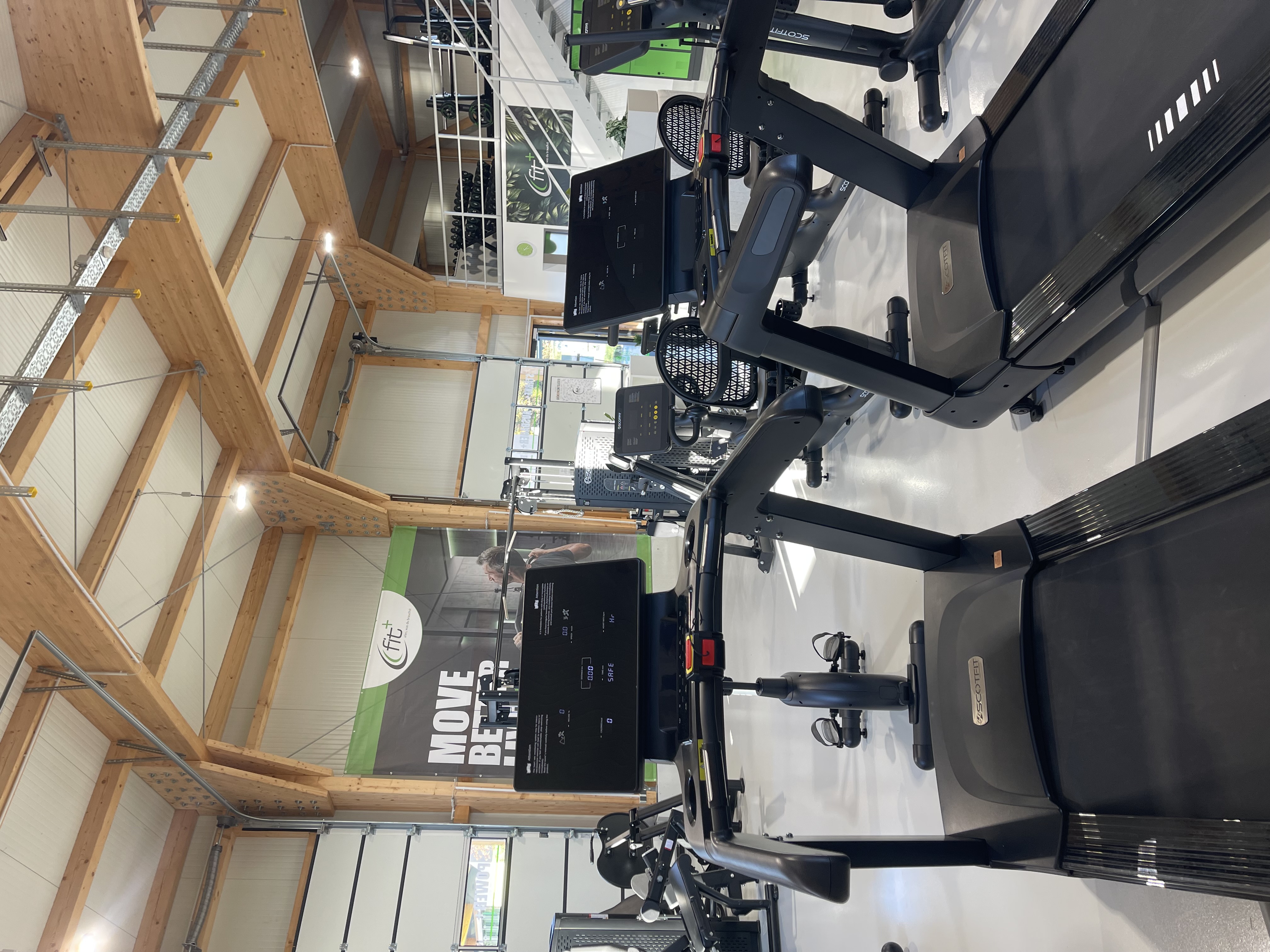 Innenansicht eines fit+ Studios mit Laufbändern