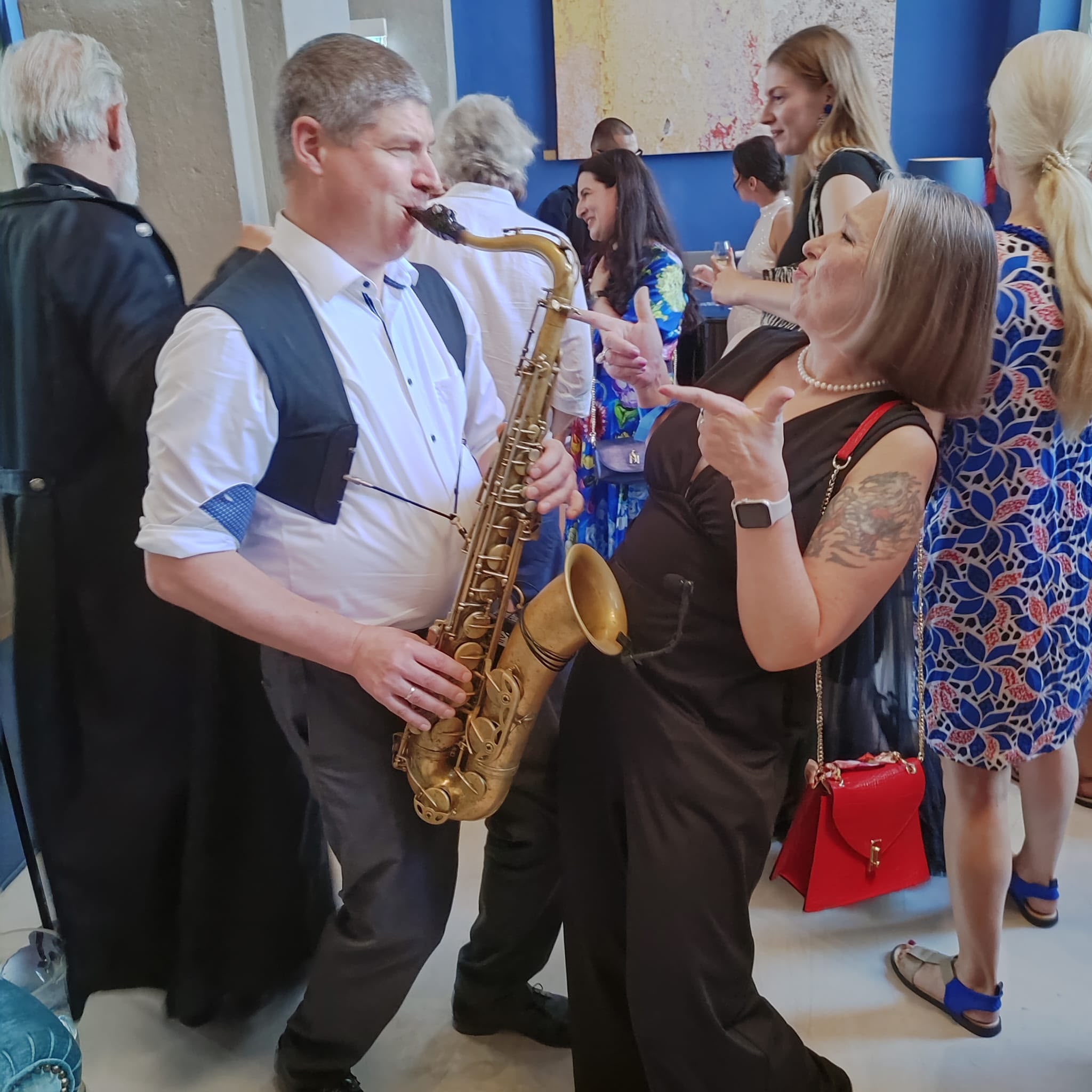 Christiane mit einem Saxophonisten bei einem Event – Community und Lebensfreude für die Best-Ager-Generation