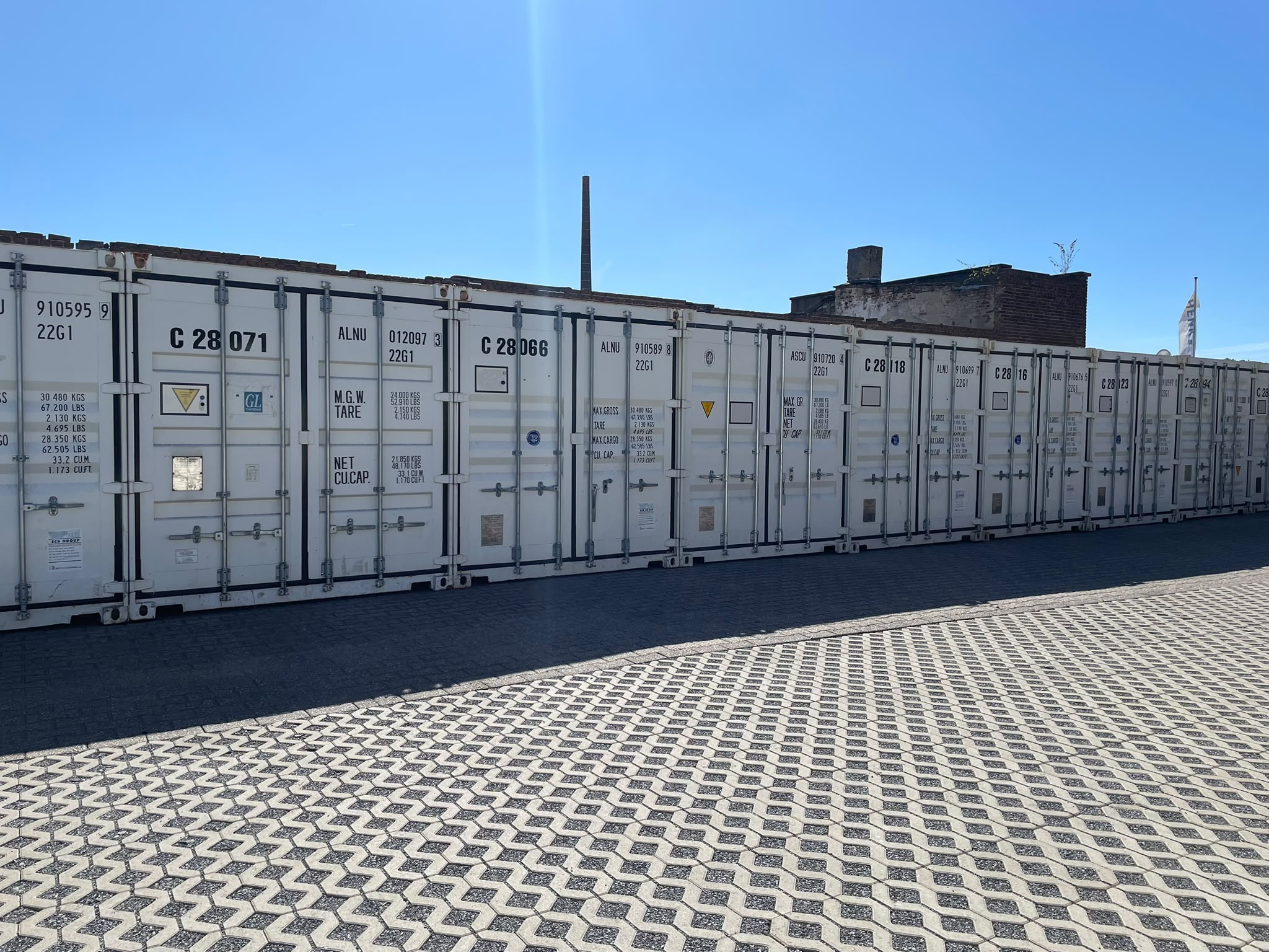 Reihe weißer Selfstorage-Container von Henk International in Düsseldorf-Reisholz – Henk International I Lemon Times Online Magazin Düsseldorf