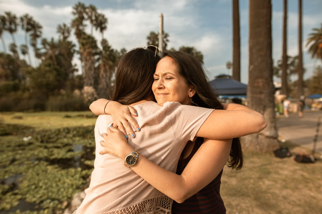 Abrazo de bienvenida entre consultante y terapeuta