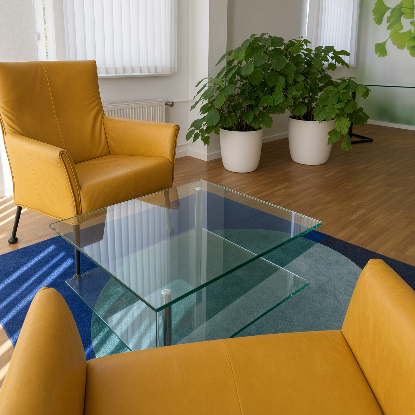 Sitzbereich der Praxis mit zwei Sesseln, Couchtisch und Ginkgo-Wandbild