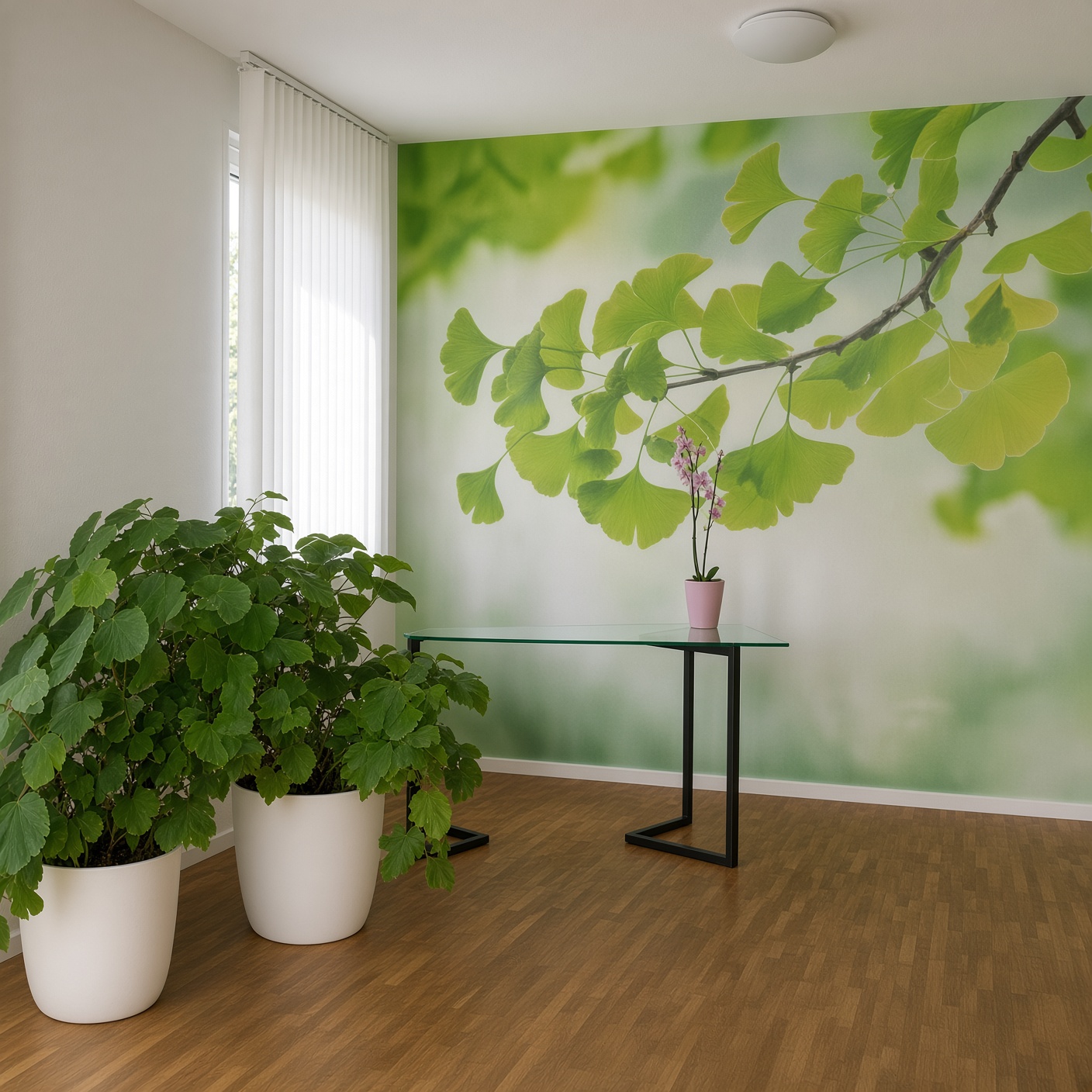 Praxisraum mit Schreibtisch, Pflanzen und großem Ginkgo-Wandbild