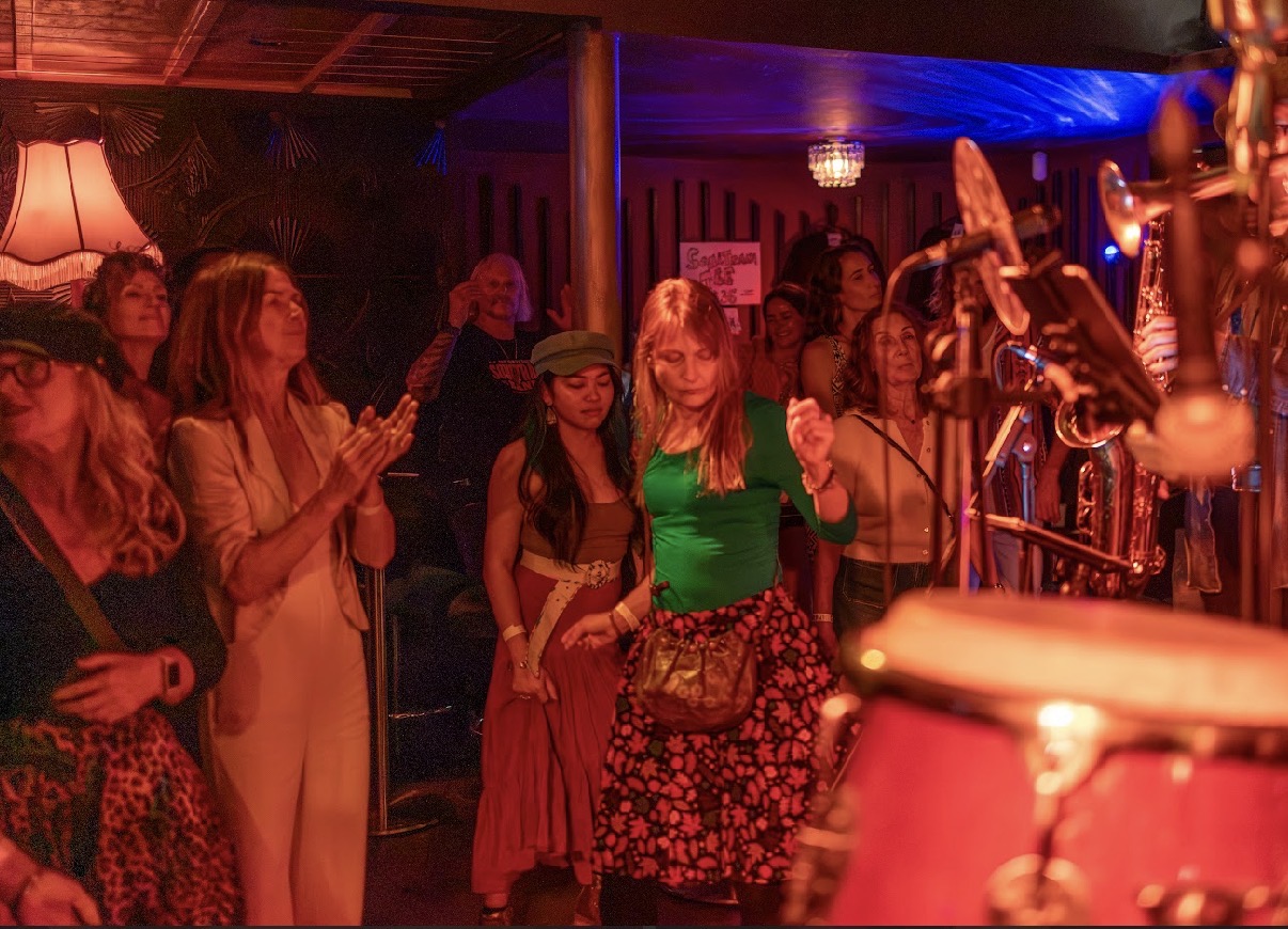 The Crowd — Dancing