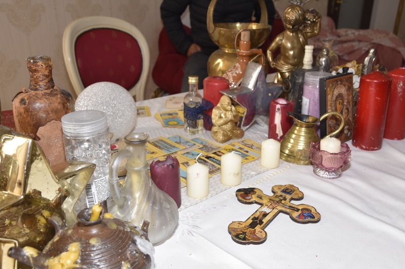 Obiecte sacre pe masa ritualului