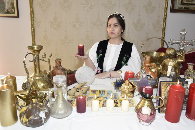 Mihaela cu lumanare in cabinet