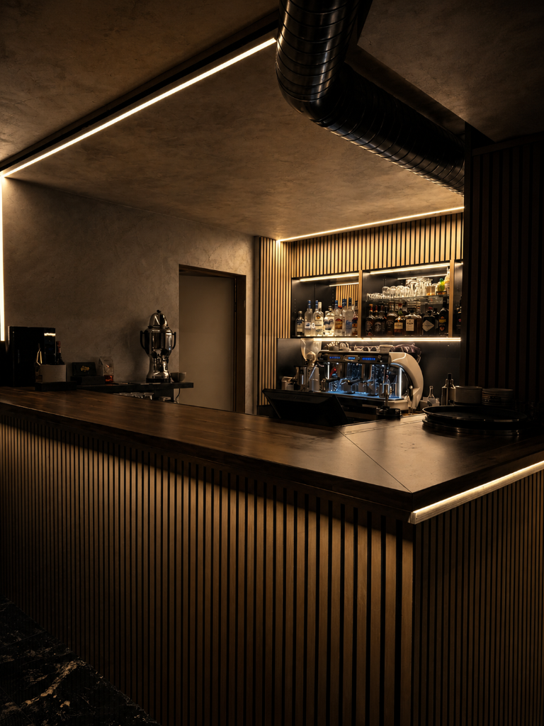 ROYA Bar – Theke mit Beleuchtung