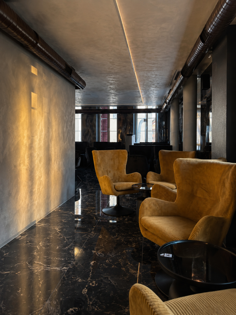 ROYA Lounge – Goldene Sessel