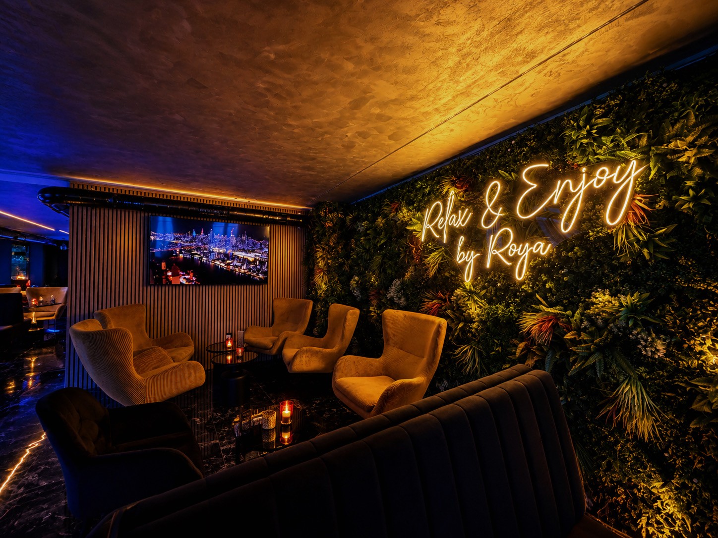 ROYA Lounge – Neon-Schild mit Grüner Wand