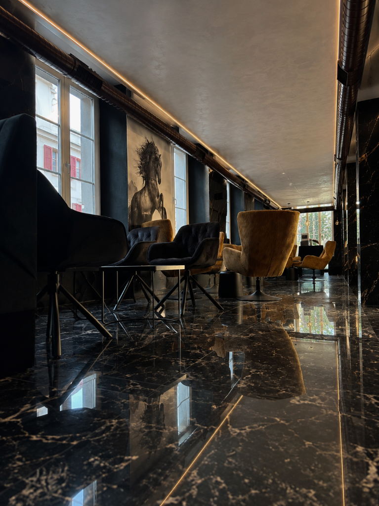 ROYA Lounge – Sessel und Marmorboden