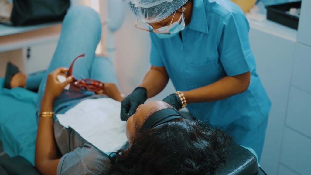 Patiente en consultation dentaire, accompagnée par un professionnel