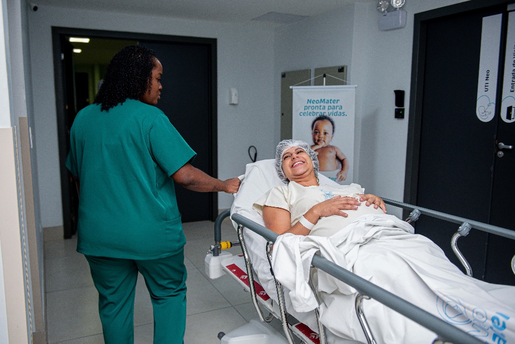 Infirmière accompagnant une patiente dans un couloir d'établissement de santé