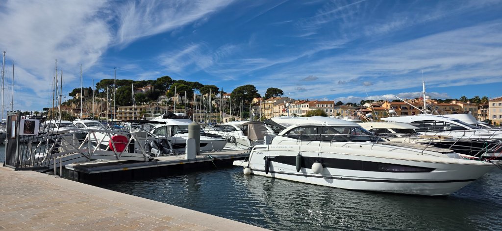 Luxusyacht auf dem Meer