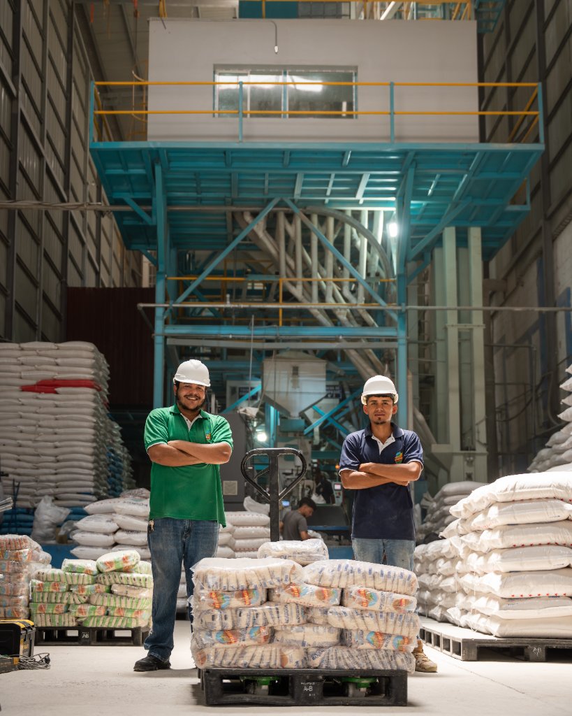 Equipo de Grupo Maturave en planta de procesamiento de granos