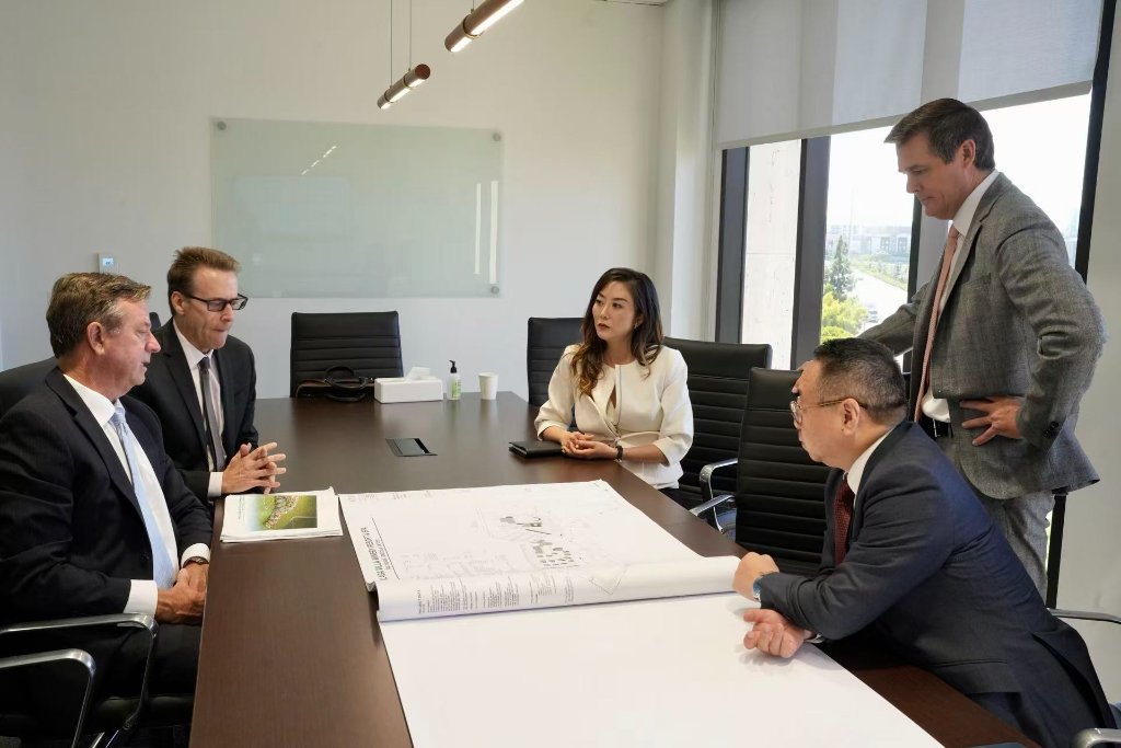 Mr. Su advises a client's project team in California