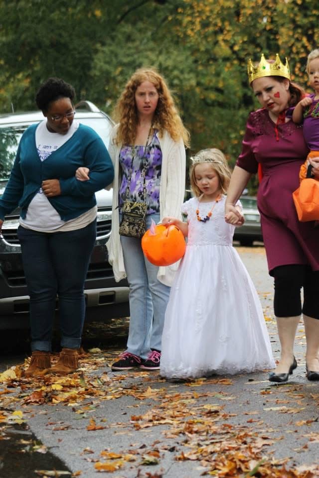 Halloween Trunk or Treat — Kids Walking in the Neighborhood