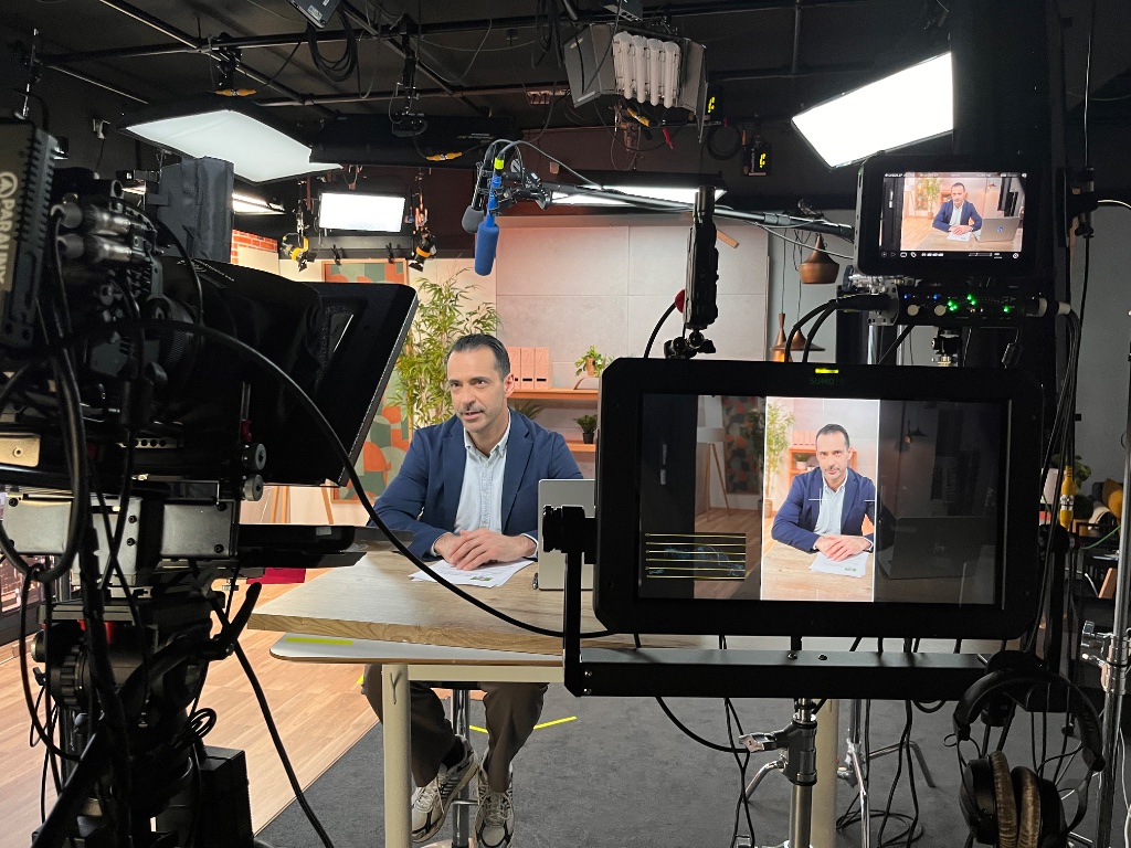 Javier Corral grabando para LinkedIn Learning — set profesional