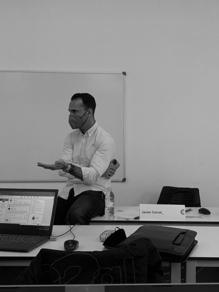 Javier Corral impartiendo formación en aula