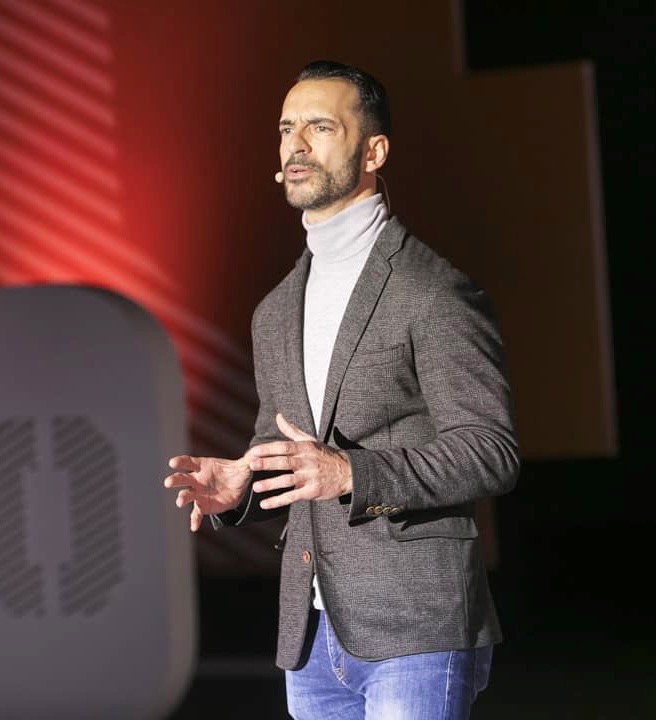Javier Corral dando una conferencia — ponente profesional