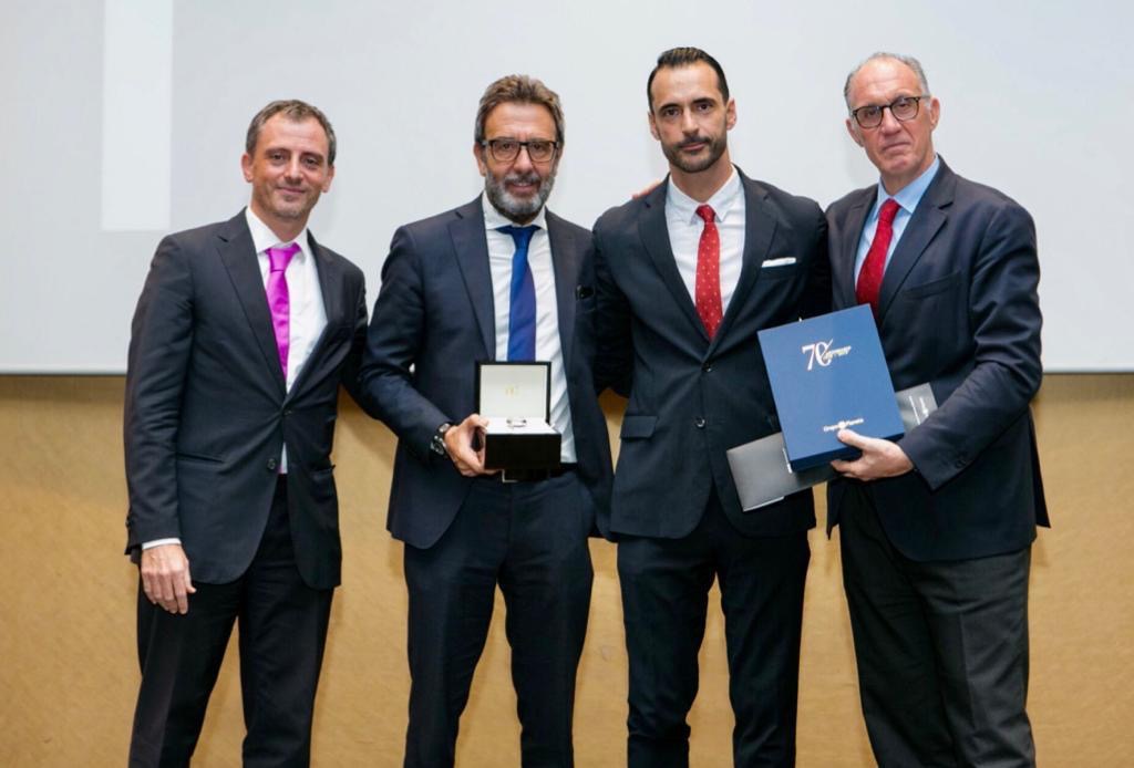 Javier Corral — ceremonia de premios con directivos de empresa
