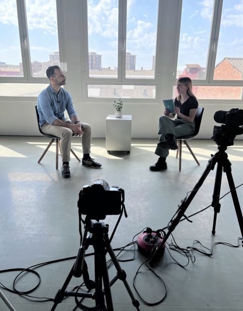 Javier Corral en entrevista — set de grabación