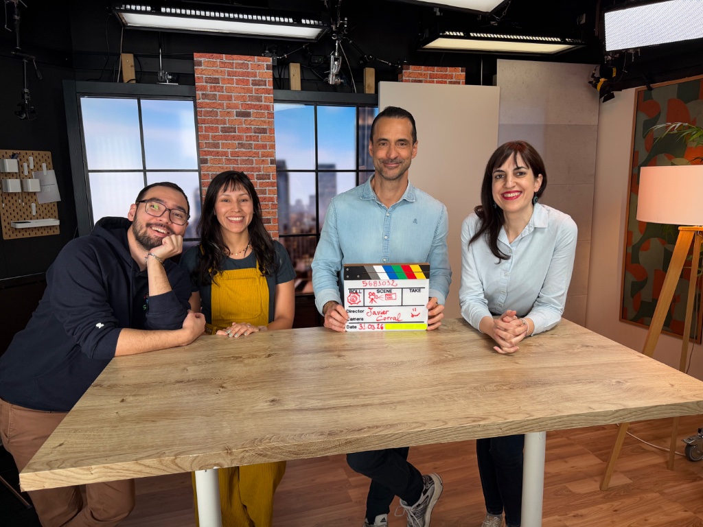 Javier Corral con el equipo de LinkedIn Learning durante la producción del curso