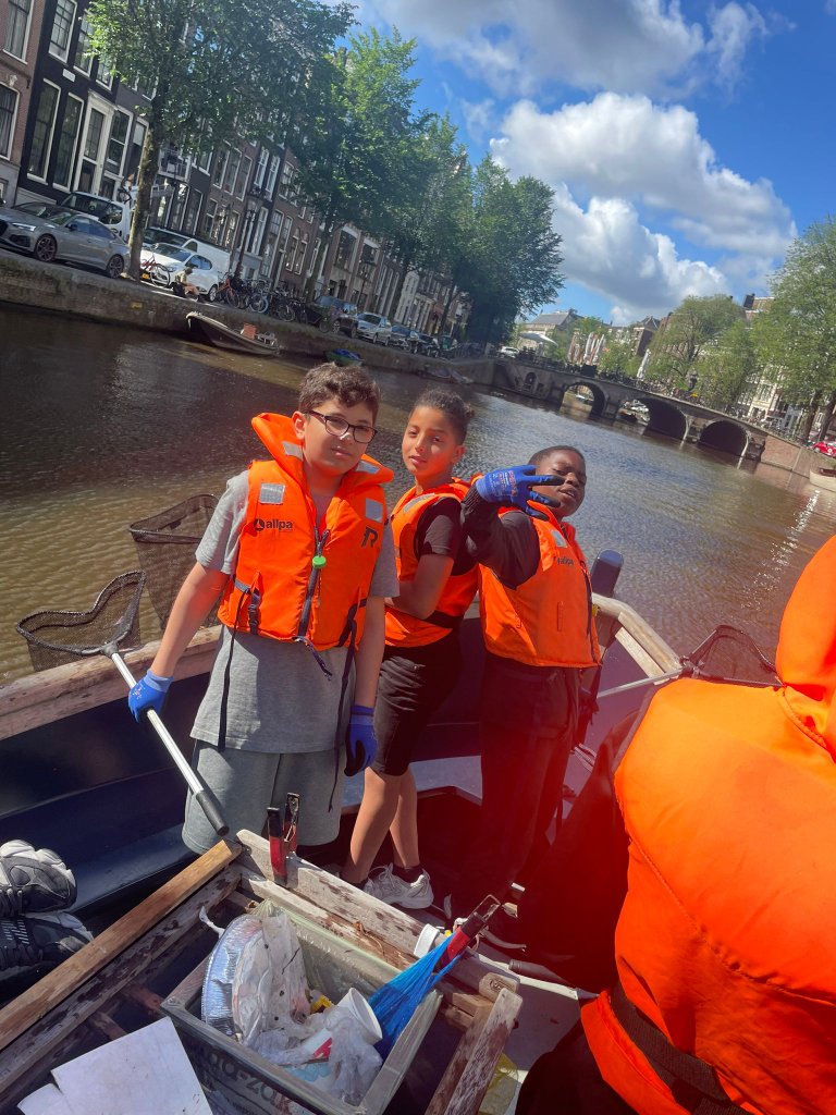 Kinderen op boot activiteit