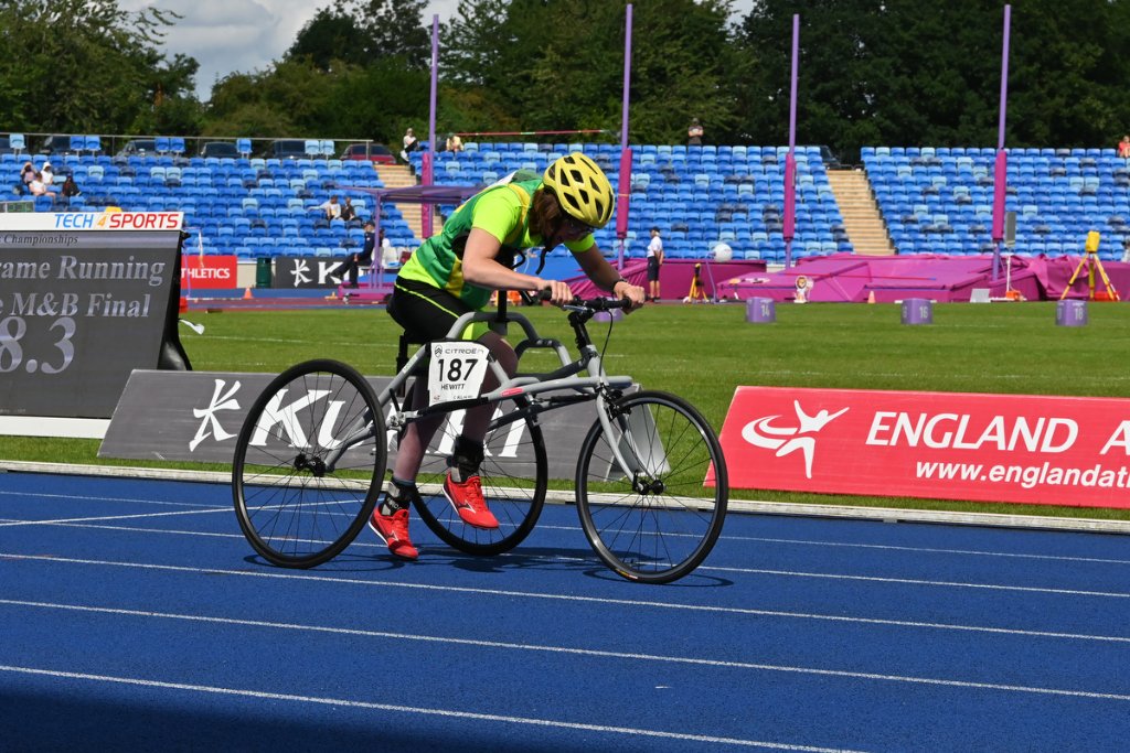 Frame runner Hewitt #187 on the track with England Athletics branding