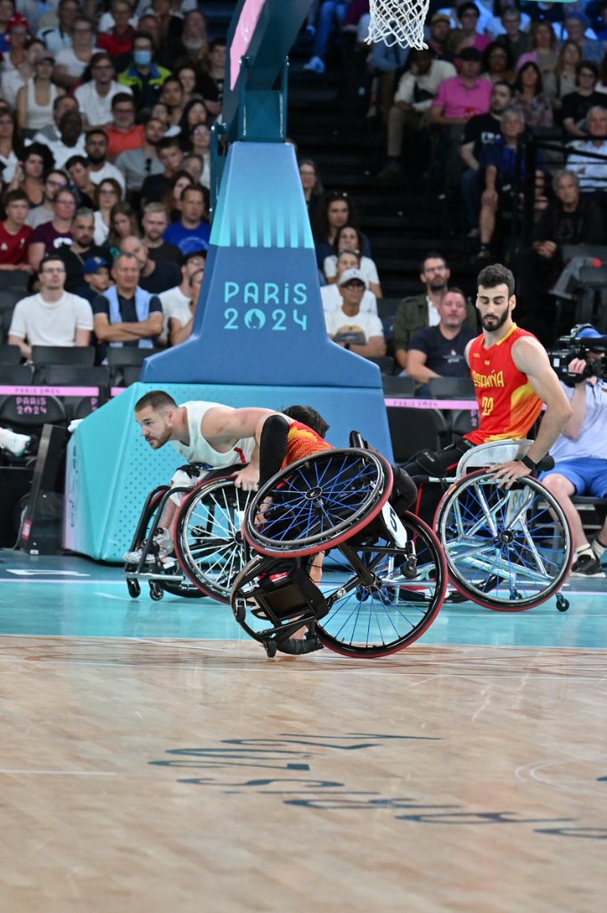 French player overturned in a heavy collision
