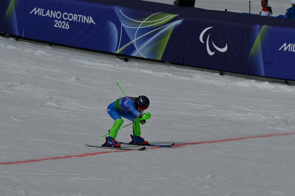 Para alpine skier racing down the course at Milano Cortina 2026 Winter Paralympics